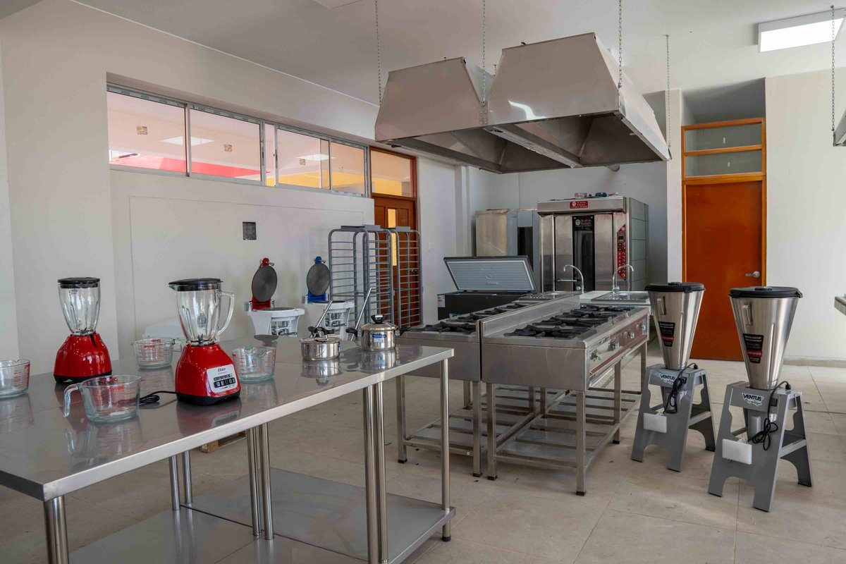 Taller de industria alimentaria con cocinas industriales del I.E. Mariscal Castilla