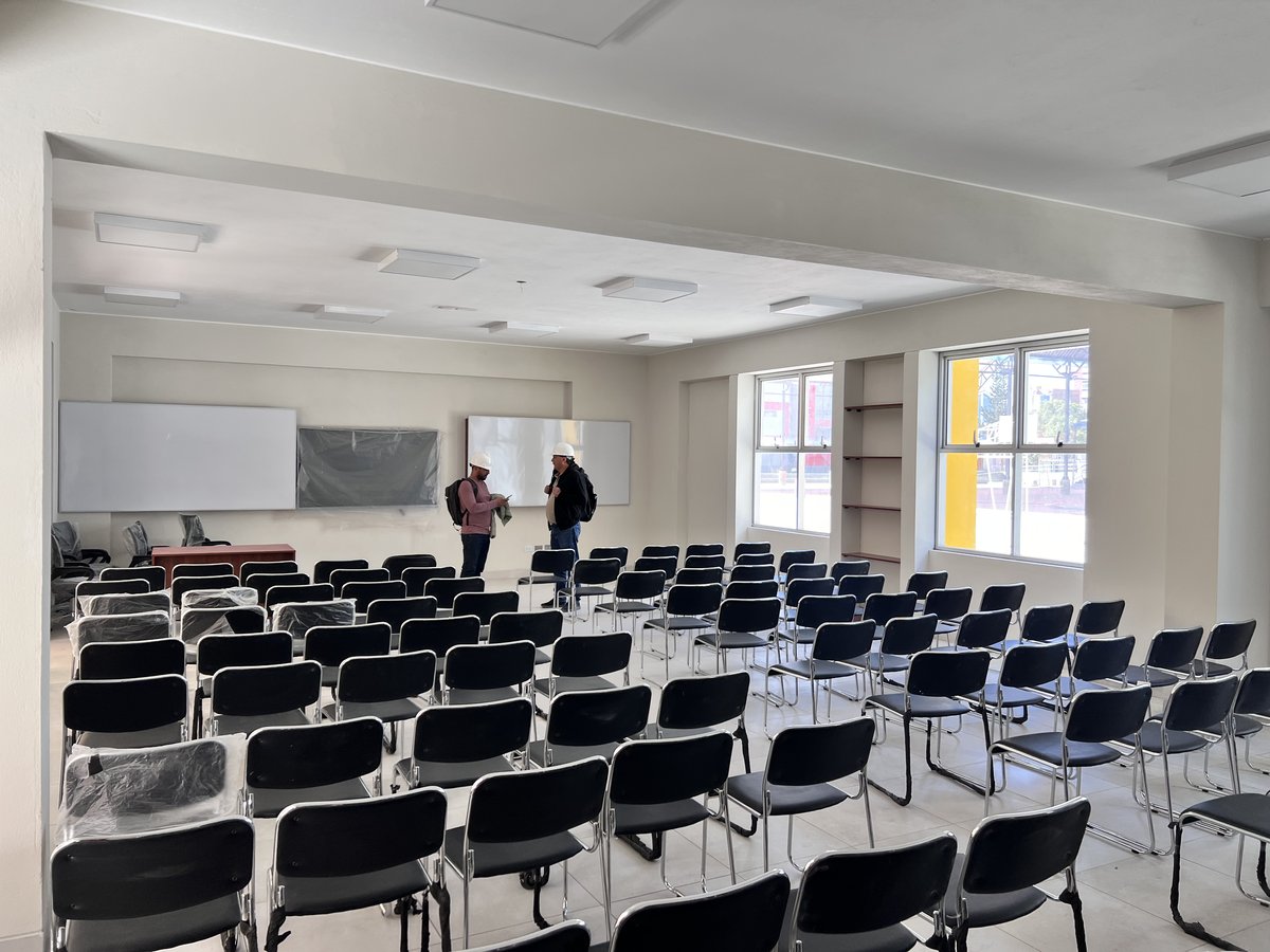 Aula equipada del I.E. Coronel Mariscal Castilla en el momento de la supervisión final antes de la entrega, con mobiliario nuevo protegido para instalación