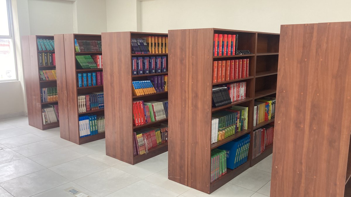 Biblioteca del I.E. Mariscal Castilla con estantería completa