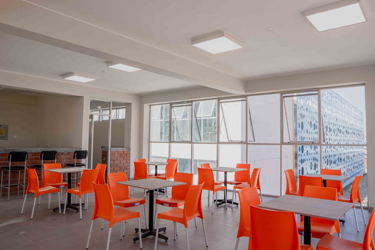 Cafetería del I.E. Mariscal Castilla con mobiliario completo