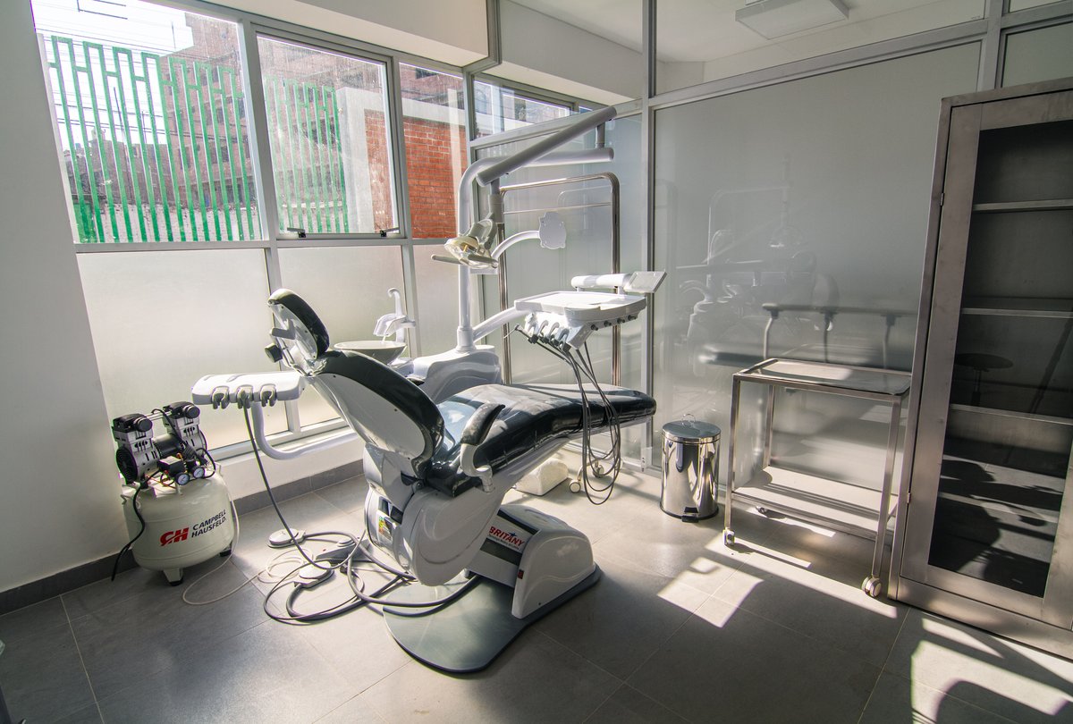 Consultorio dental instalado en el edificio administrativo del I.E. Coronel Mariscal Castilla, con sillón completo y compresor