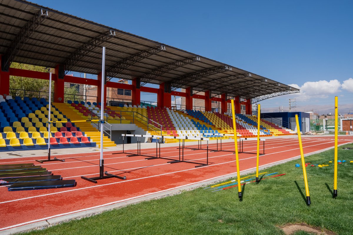 Pista atlética con tribuna techada del I.E. Mariscal Castilla