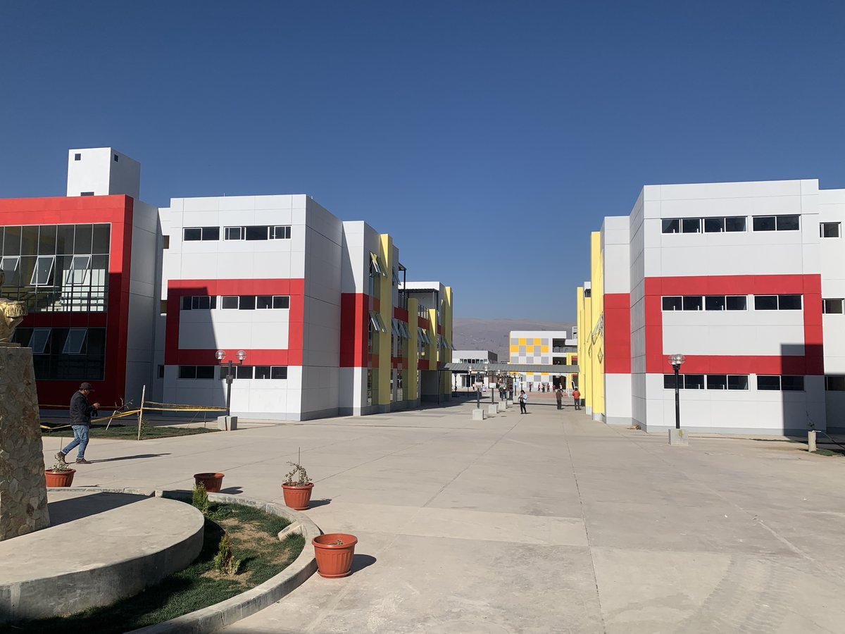 Vista exterior del campus del I.E. Coronel Mariscal Castilla ya entregado, en El Tambo, Huancayo