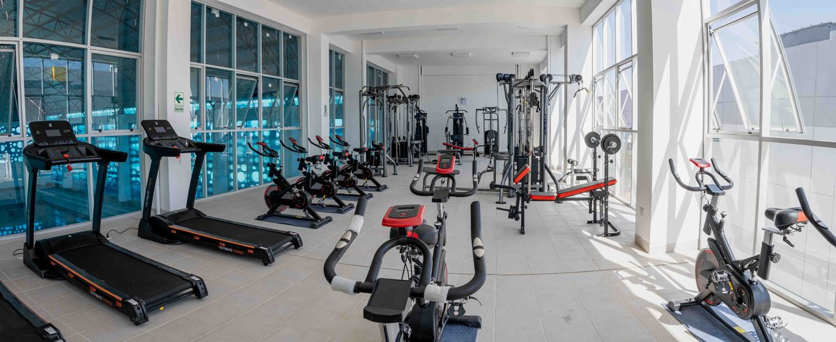 Gimnasio equipado con trotadoras, bicicletas spinning y máquinas de musculación del I.E. Coronel Mariscal Castilla