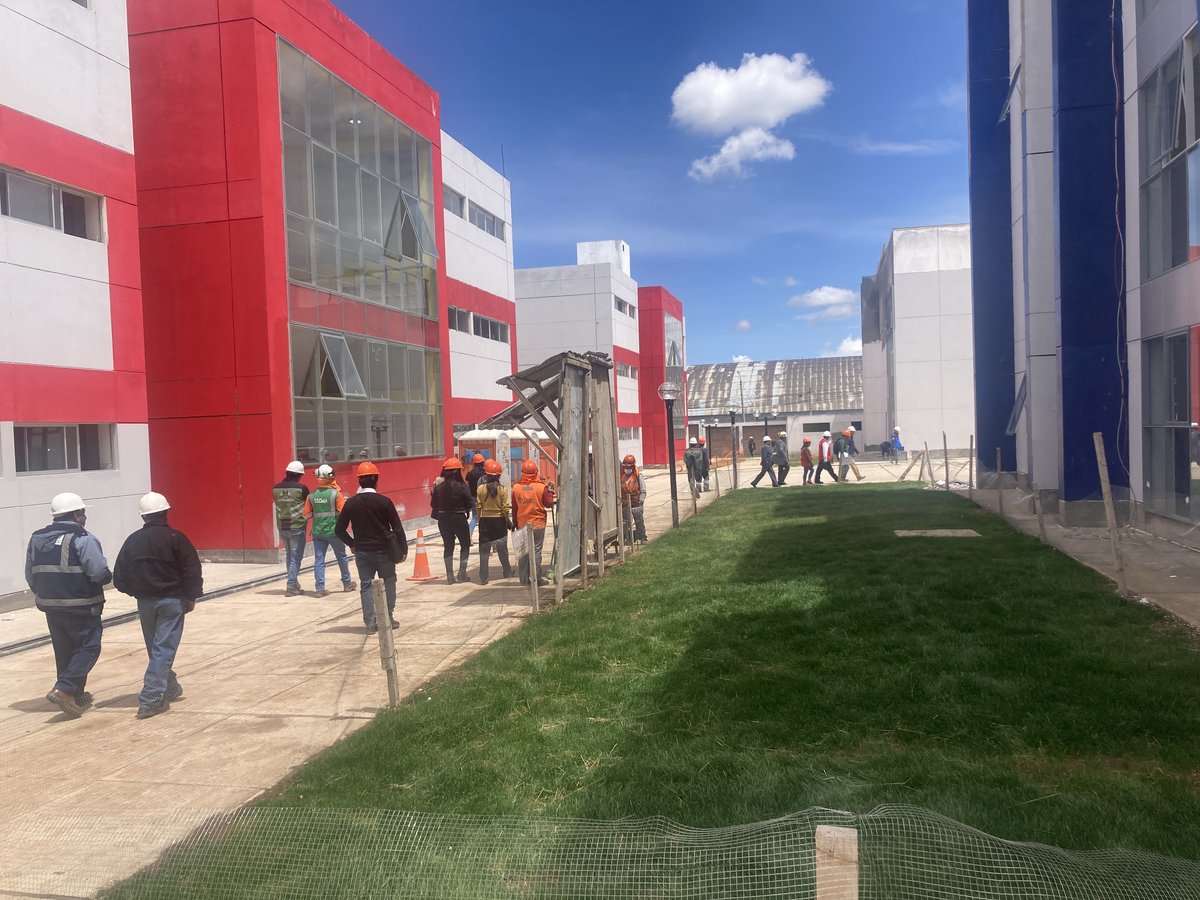 Equipo de trabajo CARLAM durante la entrega del I.E. Coronel Mariscal Castilla