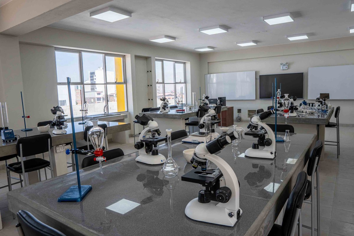 Laboratorio de química con microscopios del I.E. Mariscal Castilla